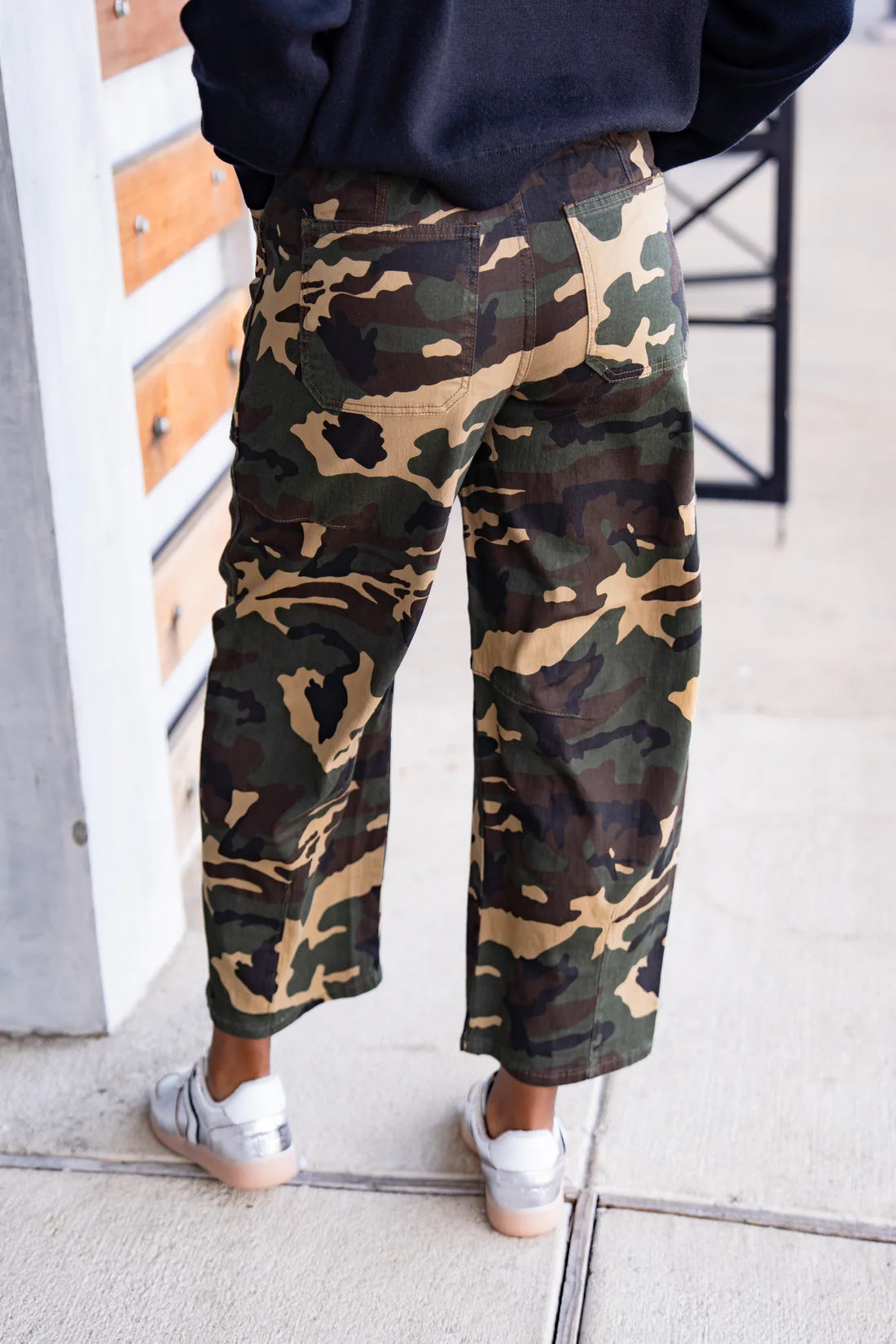 Mid Rise Fit Barrel Slung Pants - Camo